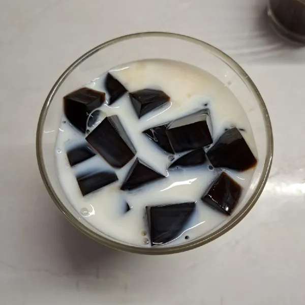 Tuang susu UHT sampai ¾ gelas.