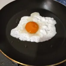 Letakkan kuning telur di atasnya.