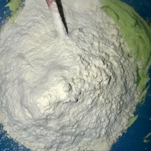 Masukkan tepung terigu dan maizena, hingga rata