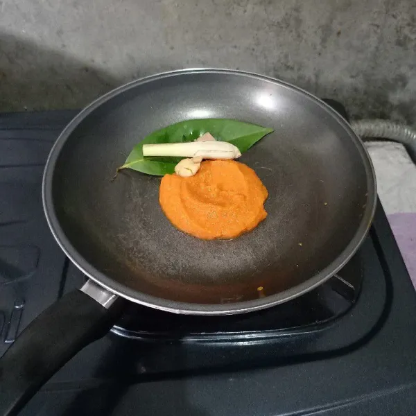 Tumis bumbu halus dan bumbu aromatik sampai matang.
