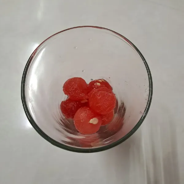 Ambil gelas saji, beri isian semangka sesuai selera.