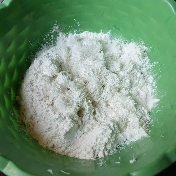 Campur kelapa parut, tepung ketan, tepung beras, pasta pandan dan garam.