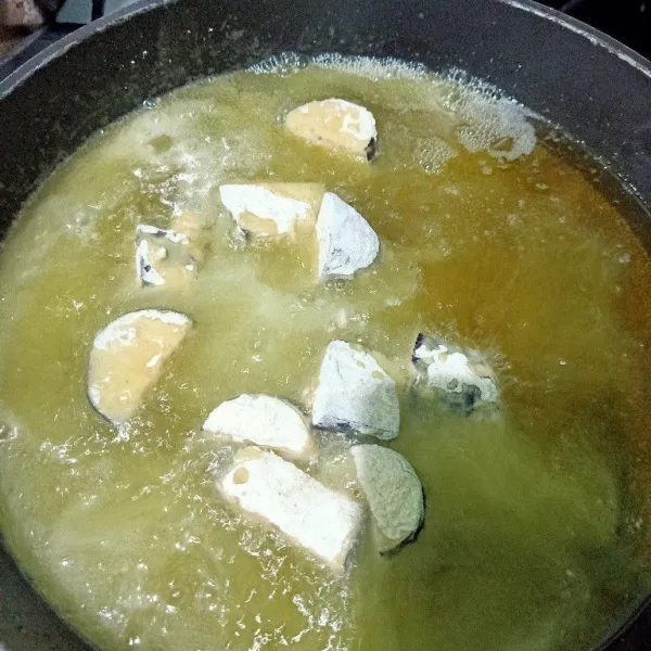 Siapkan wajan isikan minyak goreng. Lalu tunggu setelah minyak panas masukkan terong yg sudah terbalut tepung.