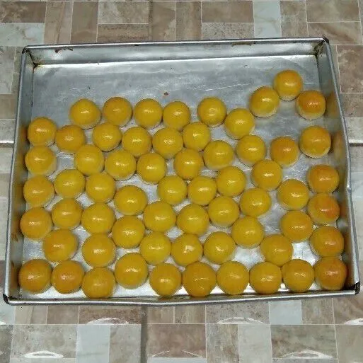 Oven kembali menggunakan api kecil dan letakkan loyang di tray atas. Oven hingga bagian olesan kering sempurna. Dinginkan nastar di cooling rack. Siap dimasukkan ke dalam toples!