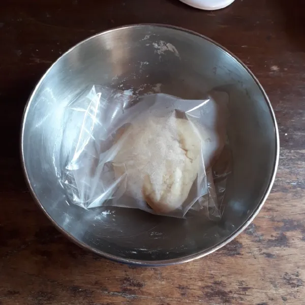 Bulatkan adonan dan bungkus plastik.