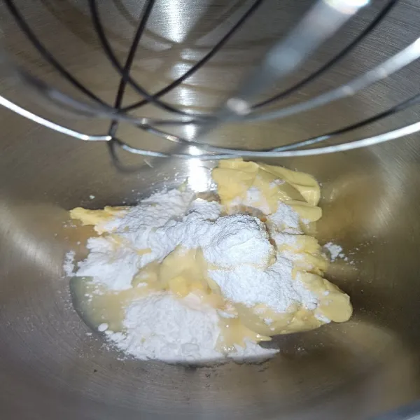 Mixer butter margarin skm dan gula Halus dengna kecepatan sedang cukup tercampur rata sekitar 1 menit.  Kalau menggunakan whisker 2+3 menit ya.