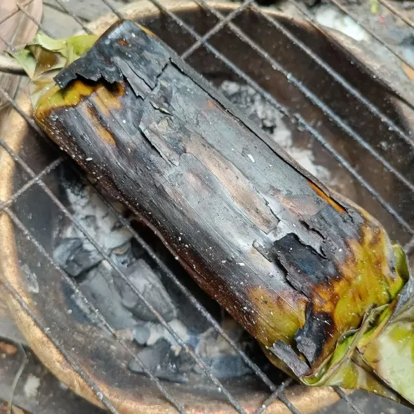 Bakar di atas bara api sampai matang dan daun pisang gosong, pepes ikan siap disajikan.