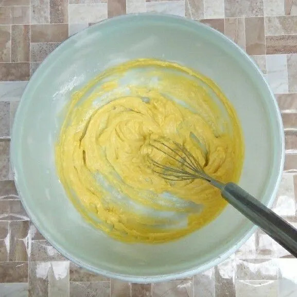 Kocok hingga tidak ada margarin yang bergerindil atau hingga lembut dan menyatu menggunakan whisker. Jika menggunakan mixer, kocok selama 30 detik saja agar tidak overmix.
