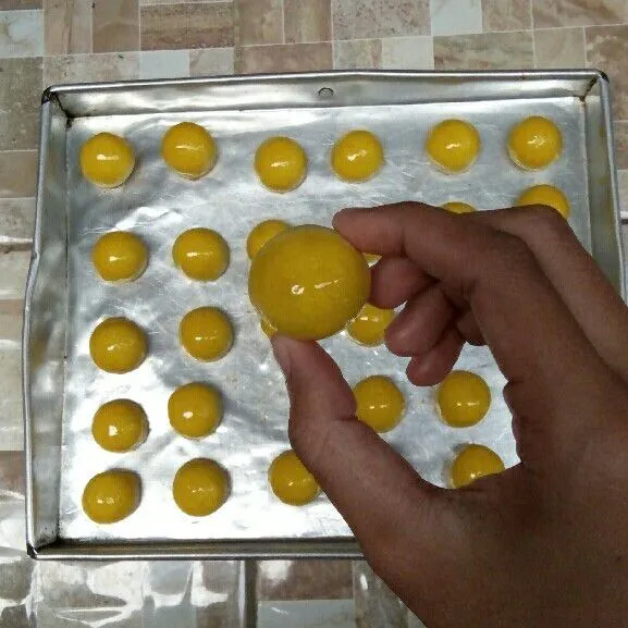Oles dengan bahan olesan. Ulangi agar hasilnya kuning kinclong.