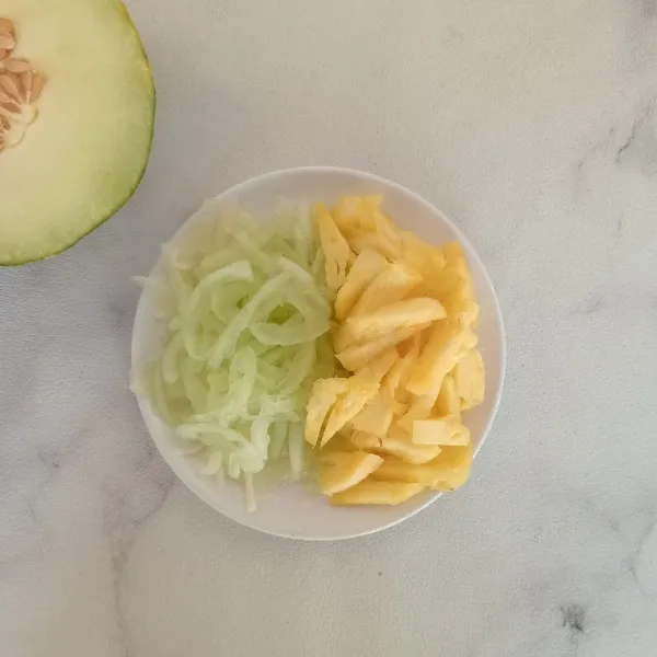 Siapkan buah nanas dan melon.