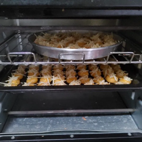 Panggang dengan suhu oven 160°C dengan menggunakan api atas dan api bawah selama 25 menit. Sesuaikan dengan oven masing-masing. Sebelum memanggang kue, sebaiknya oven sudah dipanaskan terlebih dahulu selama 10 menit.