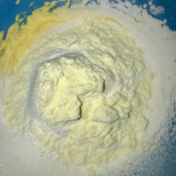 Mixer butter, mentega dan kuning telur. Selama 2 menit, lalu masukkan gula dan susu bubuk. Aduk rata