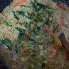 Masukkan cabe rawit utuh, kacang panjang , daun bawang  , garam, gula, kaldu jamur , aduk merata tunggu sampai mendidih dan matikan api