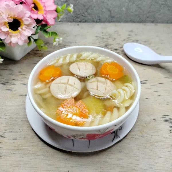 Tuang sop ke dalam mangkuk dan sajikan.