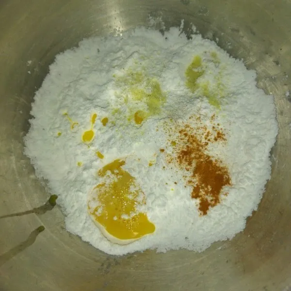 Siapkan tepung maizena, garam, kaldu bubuk, bawang putih bubuk, kunyit bubuk dan telur.