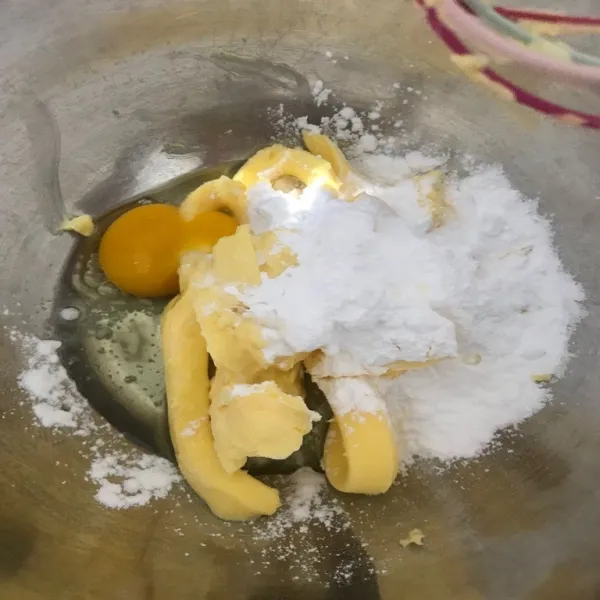 Mixer margarin, gula halus dan telur asal rata