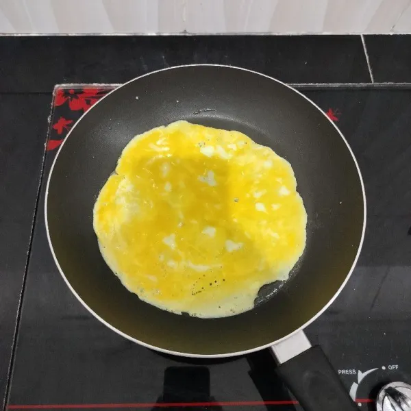 Panaskan margarin di teflon, lalu tuang telur.