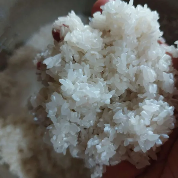 Cuci beras seperti kita mau memasak nasi, tiriskan