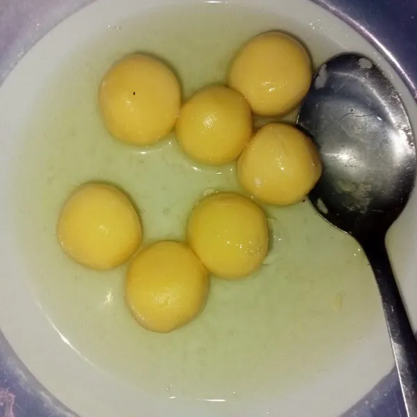 Celupkan adonan ke dalam putih telur.