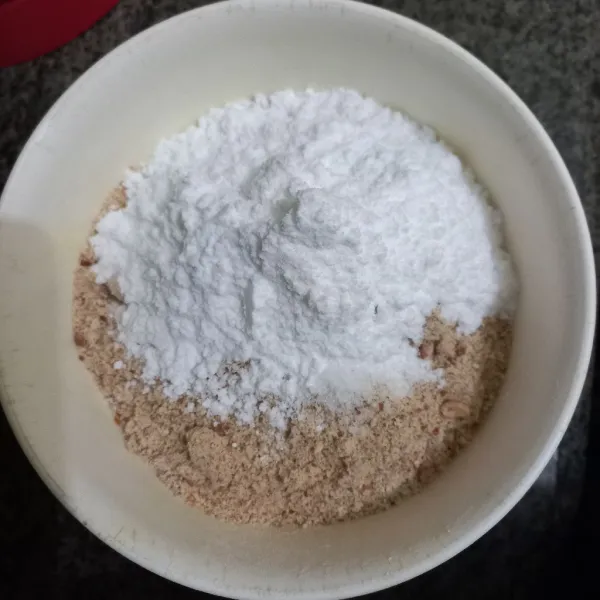 Campur kacang tanah bersama tepung terigu, gula halus dan garam, aduk rata.
