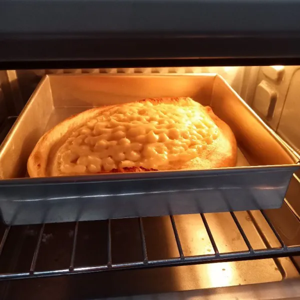 Panaskan oven terlebih dahulu kemudian masukkan loyang roti panggang roti selama 20 menit dengan api atas bawah dengan suhu 180°C hingga matang.