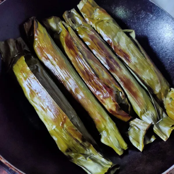 Panaskan teflon, bakar otak-otak hingga kedua sisi terlihat gosong, angkat.