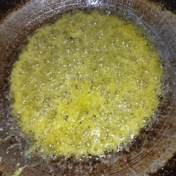 Panaskan minyak goreng secukupnya, lalu tuang agak tinggi adonan kremes sebanyak 2 sendok sayur.