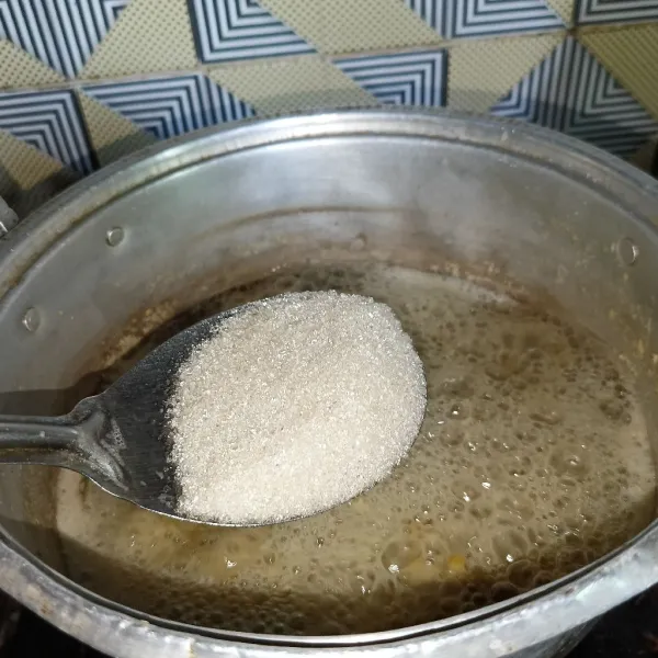Kemudian masukkan gula pasir dan garam, aduk rata.