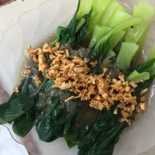 Setelah itu susun pokcoy lalu siramkan saus yang sudah matang dan taburi bawang putih goreng.
