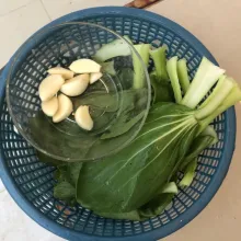 Siapkan pokcoy dan bawang putih yang sudah dikupas, kemudian cuci bersih