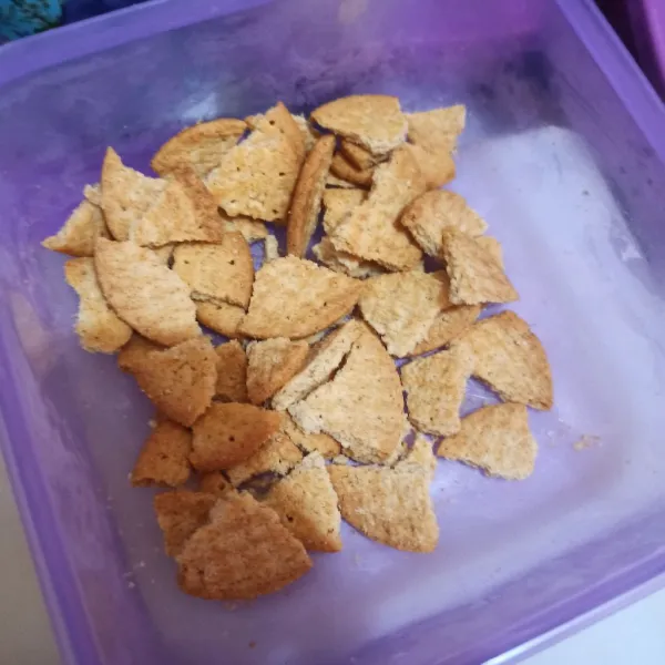 Patahkan biskuit jadi bagian kecil.