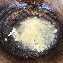 Setelah itu goreng bawang putih sampai kecoklatan lalu tiriskan