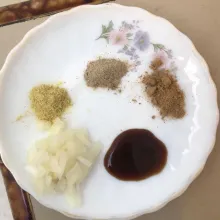 Kemudian cincang bawang bombay, siapkan 1 sdm saus tiram, 1/2 sdt kaldu bubuk, 1/2 sdt ketumbar bubuk, 1/2 sdt lada putih bubuk