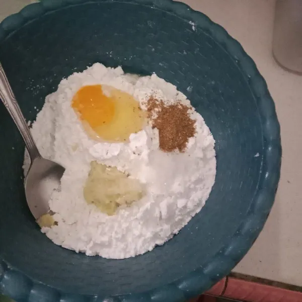 Campurkan tepung beras, tepung tapioka, telur, bawang putih, garam, penyedap dan ketumbar bubuk, aduk rata.