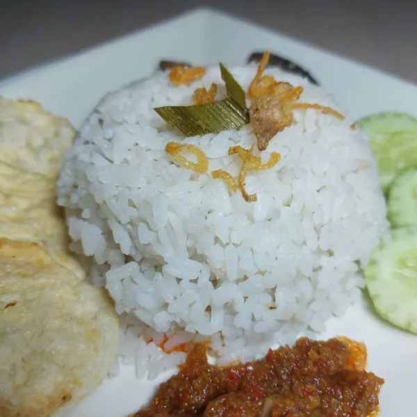 Sajikan bersama bawang goteng, sambal, kerupuk, dan lauk kesukaan