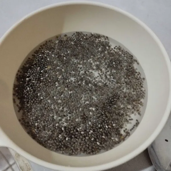 Rendam chia seed dengan air hangat.