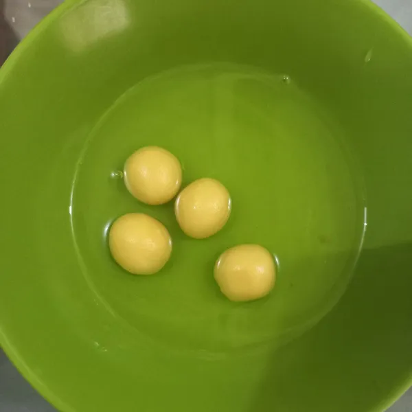 Celupkan adonan pada putih telur.