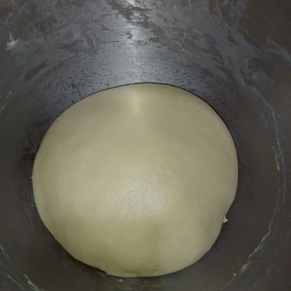 Campur semua bahan menjadi satu tuang susu cair sedikit demi sedikit sampai adonan pas tidak terlalu lembek lalu masukkan margarin dan garam uleni hingga kalis elastis kemudian proofing selama 35 menit.