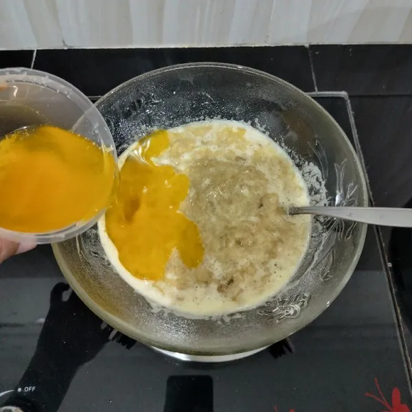 Lalu masukkan minyak sayur dan margarin, aduk rata.