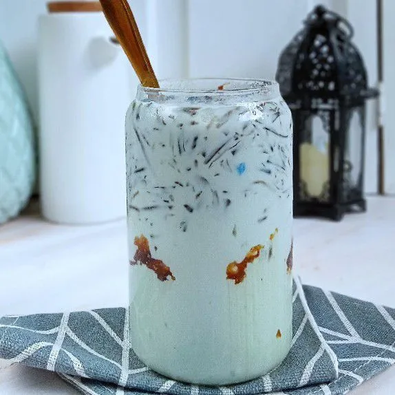 Tuang susu dan seduhan telang, Es Creamy Telang Caramel Cincau siap disajikan. Yummy..