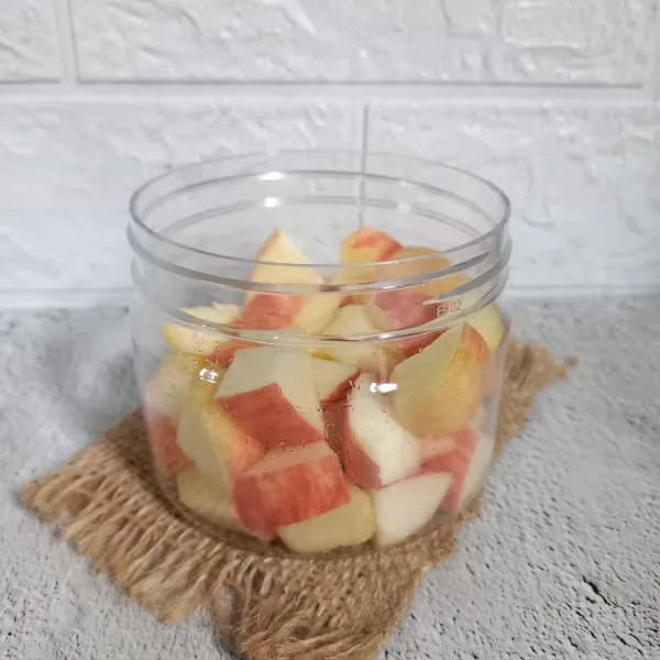 Potong-potong apel dan masukkan ke dalam wadah.