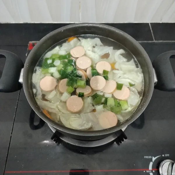 Terakhir masukkan sosis dan daun bawang prei. Aduk rata.