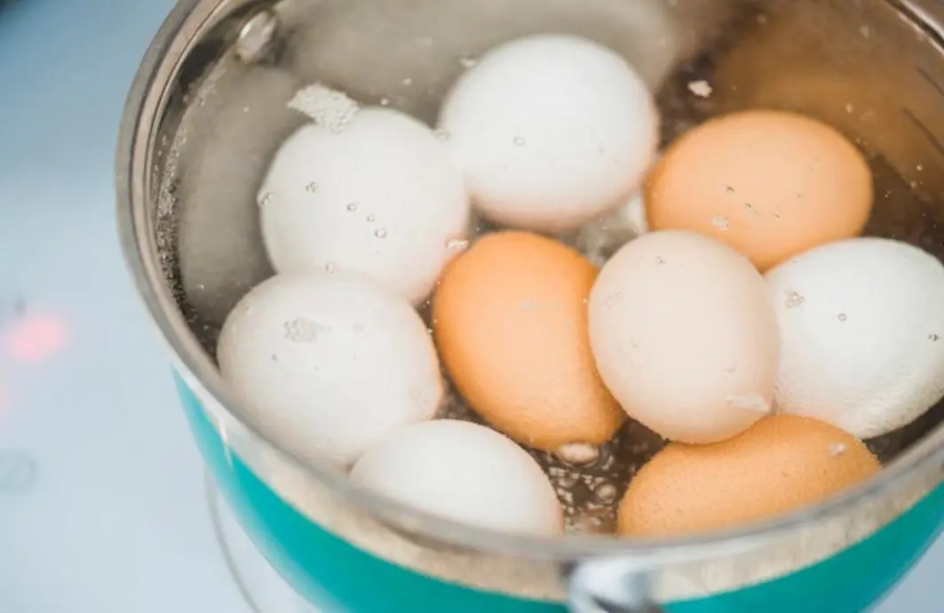 berapa lama merebus telur agar matang atau setengah matang?