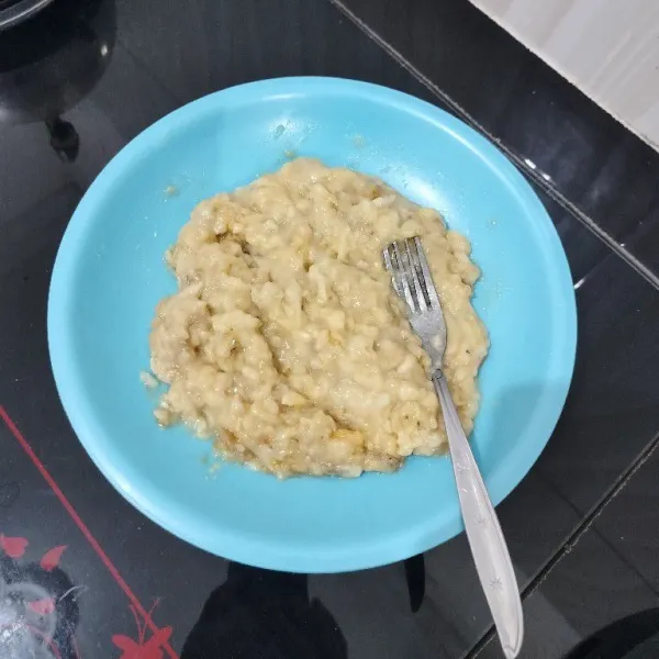 Kupas pisang, lalu lumatkan dengan garpu.