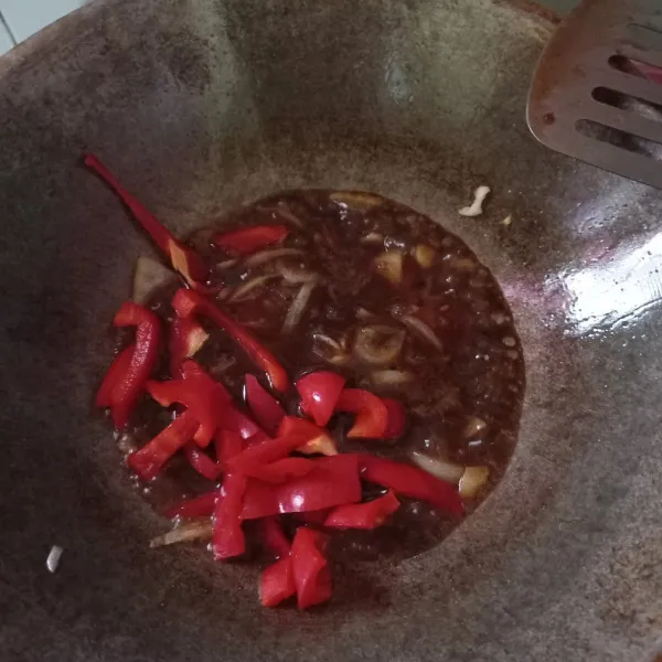 Masukan sisa bumbu dan paprika, aduk rata.