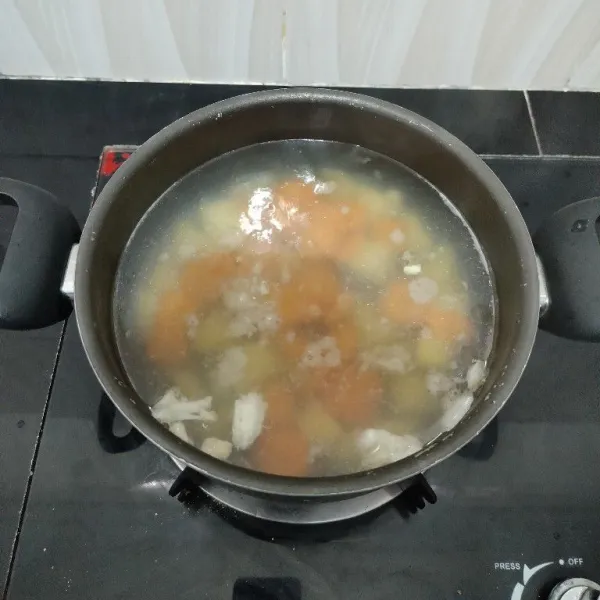 Lalu masukkan wortel, masak hingga setengah layu.