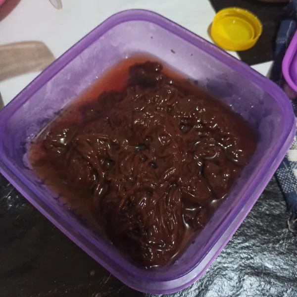 Siapkan jelly cokelat serut.