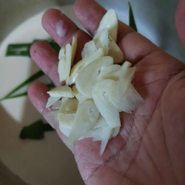 Tambahkan bumbu iris