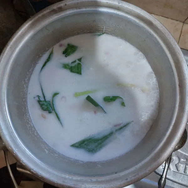 Aron sampai santan mengering, sesekali aduk