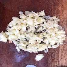 Kemudian cincang halus bawang putih yang sudah disiapkan